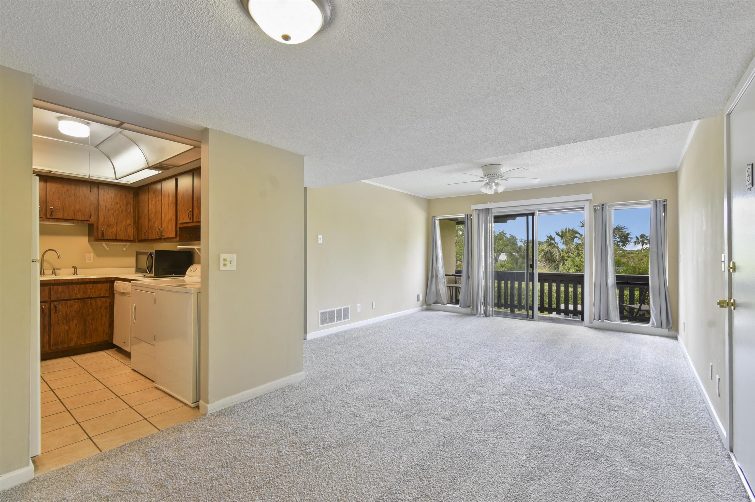 Image 20 of 22 For 40 Club House Dr  207