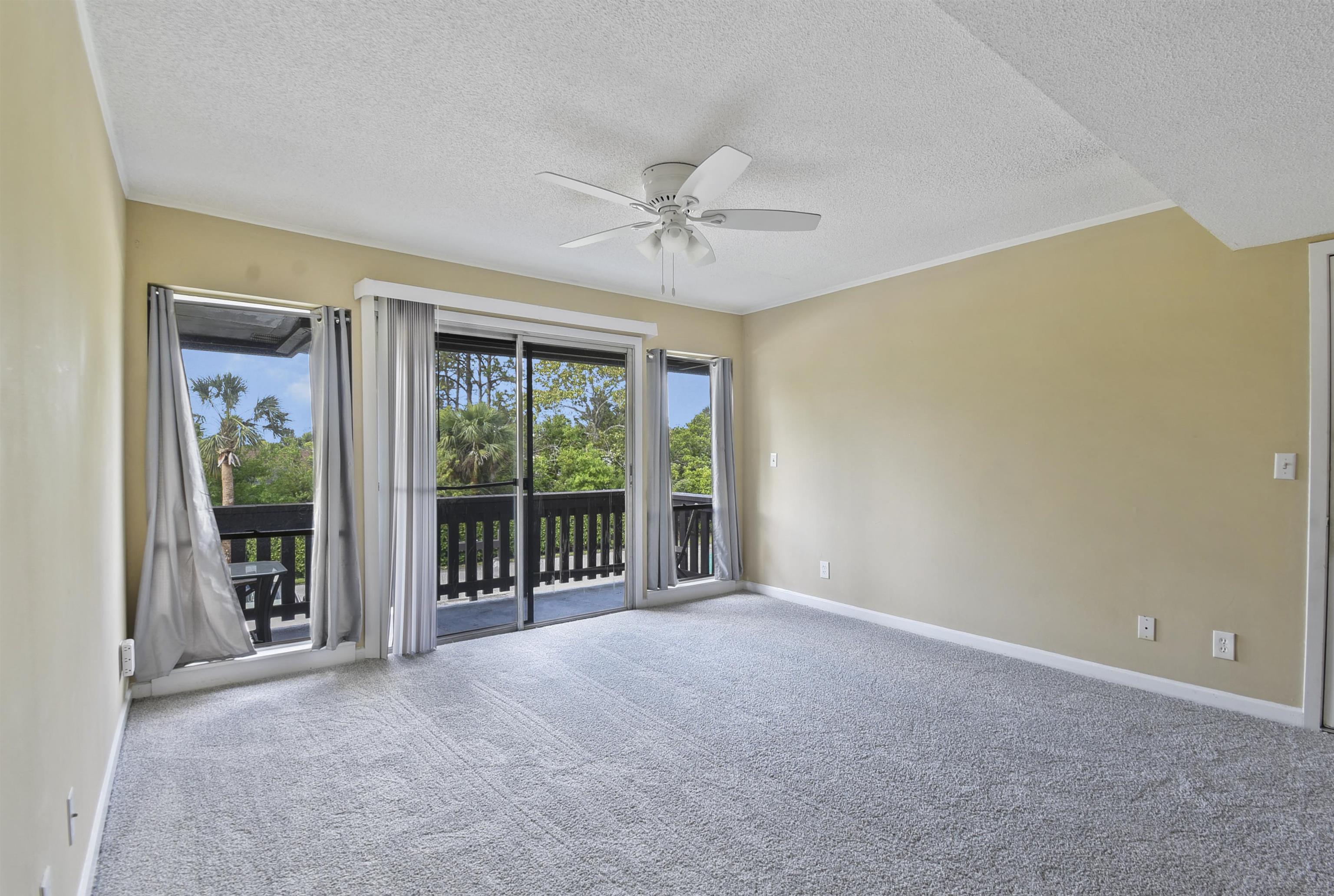 Image 7 of 22 For 40 Club House Dr  207