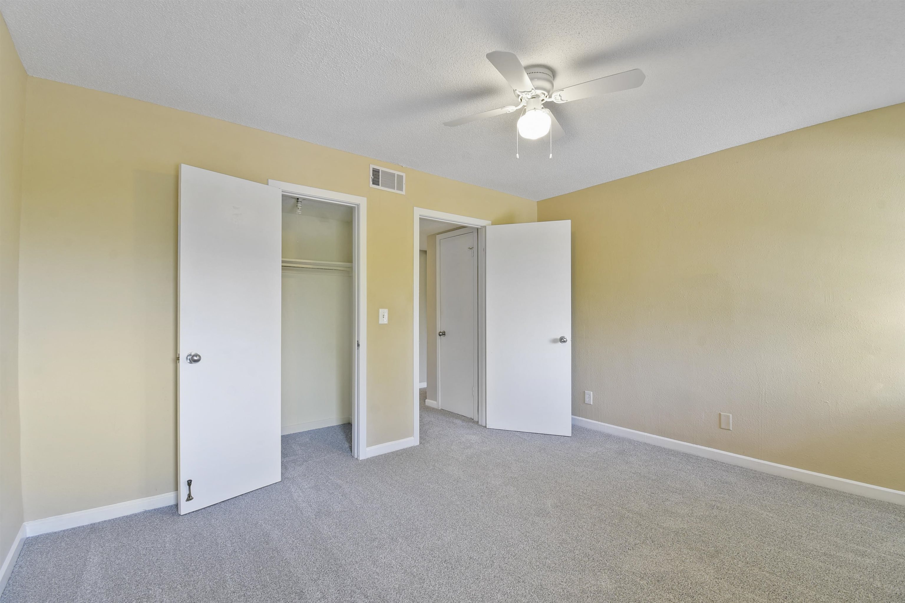 Image 9 of 22 For 40 Club House Dr  207