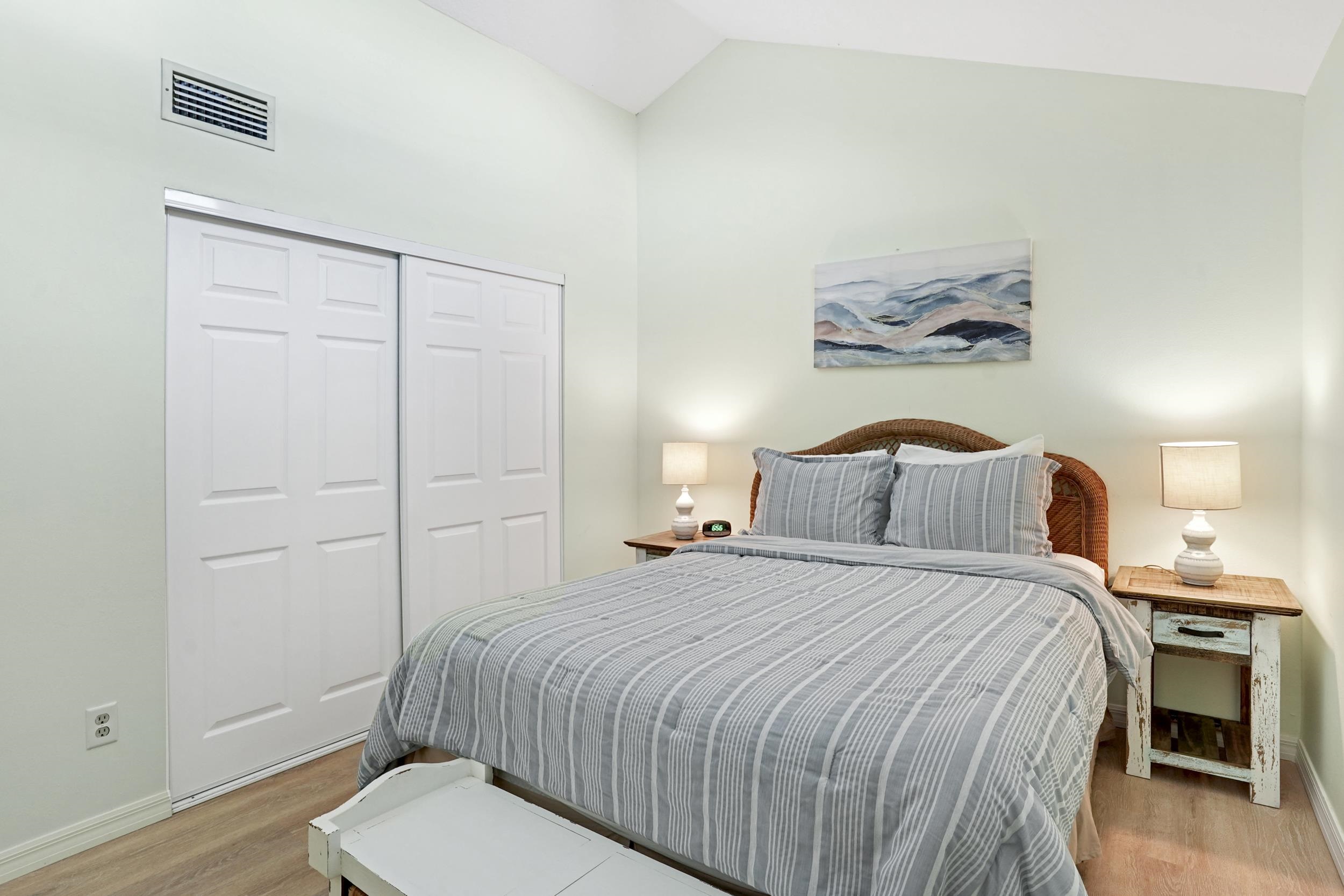 Image 21 of 42 For 107 Village Del Lago Cir