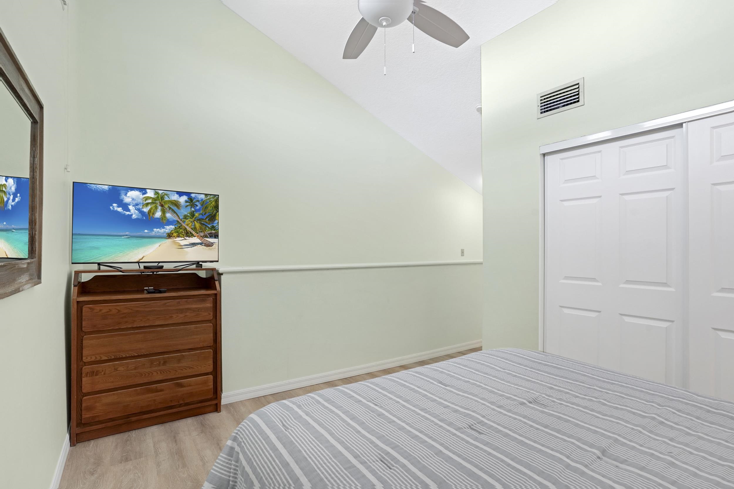 Image 22 of 42 For 107 Village Del Lago Cir