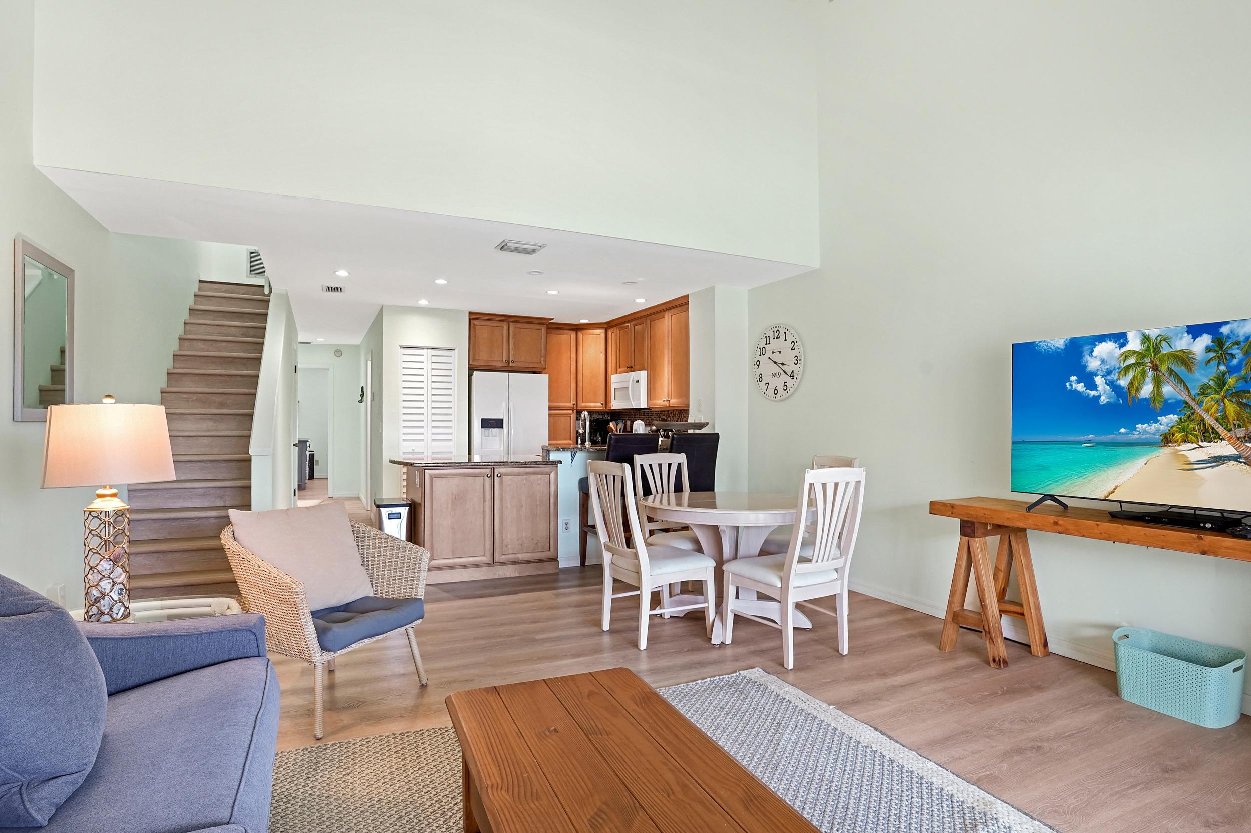 Image 8 of 42 For 107 Village Del Lago Cir