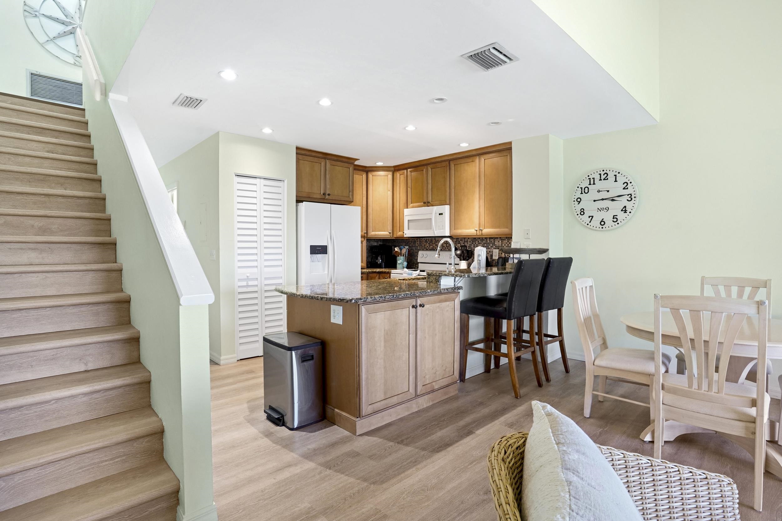Image 9 of 42 For 107 Village Del Lago Cir