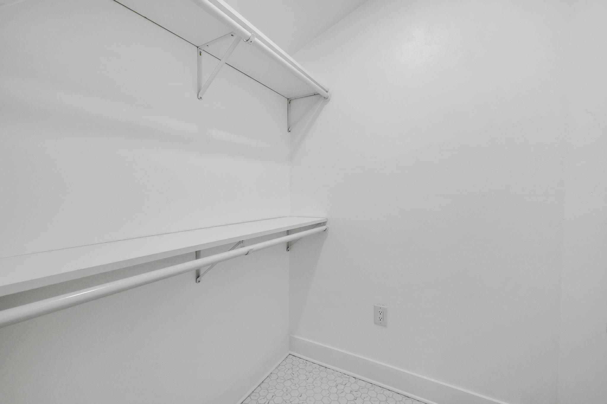 Image 36 of 73 For 39 Park Ave E